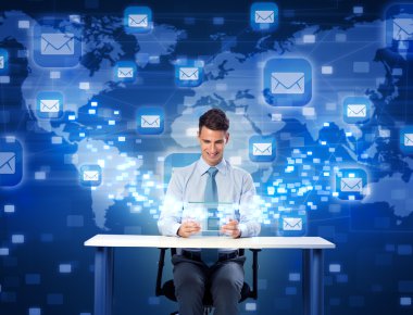 fütüristik dijital tablet ile gülümseyen adam