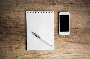 boş kağıt üzerinde ahşap tablo 