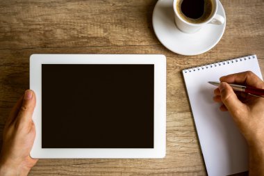 Kahve Kupası dijital tablet, Not Defteri ile işyeri 