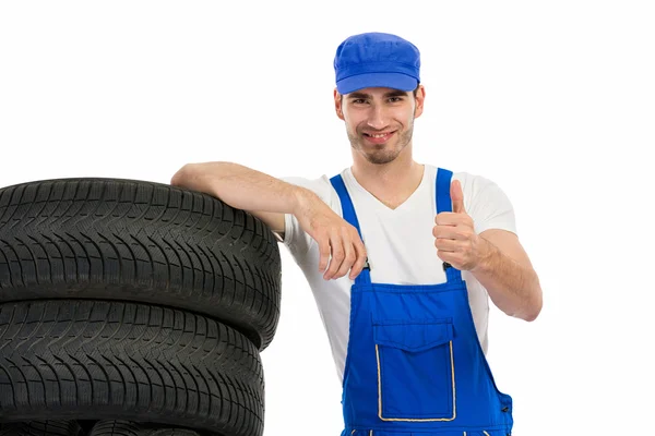 Mechaniker mit Reifen gibt Daumen hoch — Stockfoto