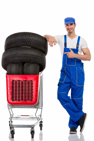 Mechanik nakupovat nové pneumatiky — Stock fotografie