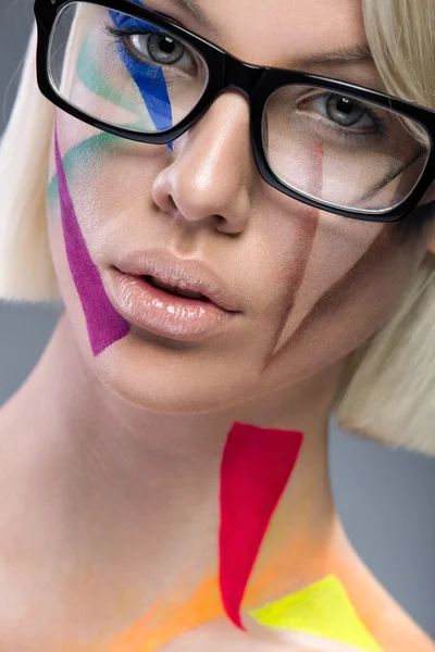 Gyönyörű érzéki, elegáns mód szemüveg portréja — Stock Fotó