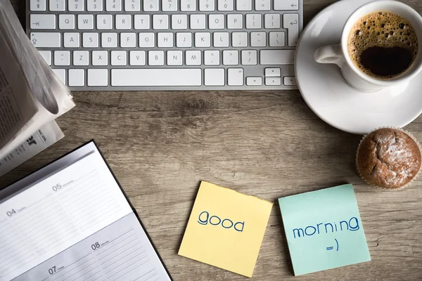 Digital tablet computer with sticky note paper and cup of coffee — Stock Photo, Image