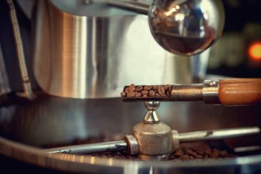 Özel ekipmanların yanında çiğ kahve çekirdekli spatula..