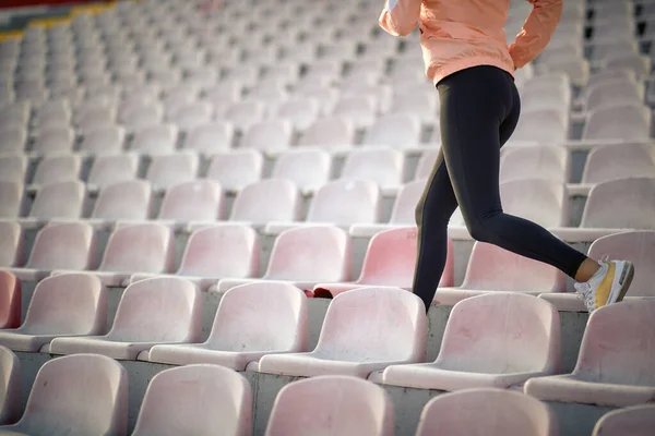 Обрезанное Изображение Молодой Женщины Бегущей Между Сиденьями Стадионе — стоковое фото