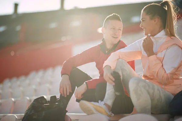 Atletiska Par Umgås Utanför Efter Träningen — Stockfoto