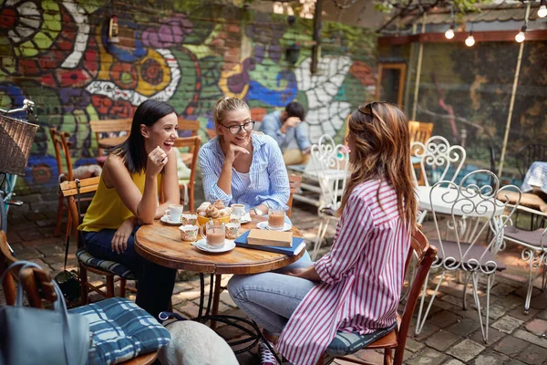 Grupo Três Mulheres Caucasianas Falando Café Livre Sorrindo Divertindo — Fotografia de Stock