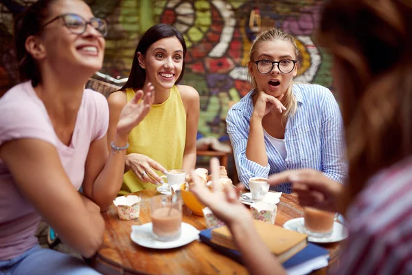 Grupp Kaukasiska Kvinnor Förvånad Över Historien Sin Kvinnliga Vän Sitter — Stockfoto