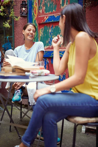 Dos Amigas Caucásicas Hablando Cafetería Aire Libre Pasándola Bien — Foto de Stock