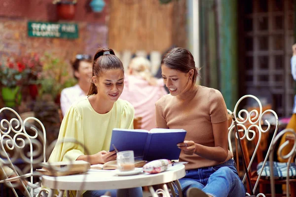 Giovani Donne Caucasiche Adulti Che Leggono Taccuino Insieme Sorridendo Seduti — Foto Stock