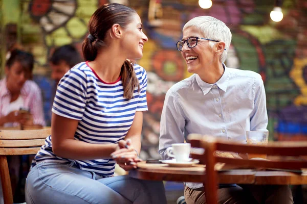 Dos Mujeres Jóvenes Mayores Mirándose Sonriendo Sentadas Mesa Cafetería Relación — Foto de Stock