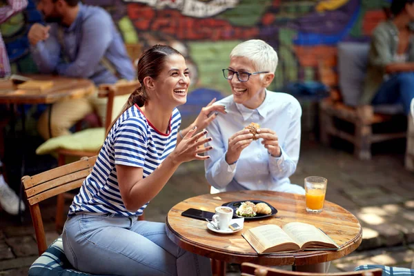 Ancianas Adultas Jóvenes Riendo Cafetería Aire Libre Desayunando Pasándola Maravilla — Foto de Stock