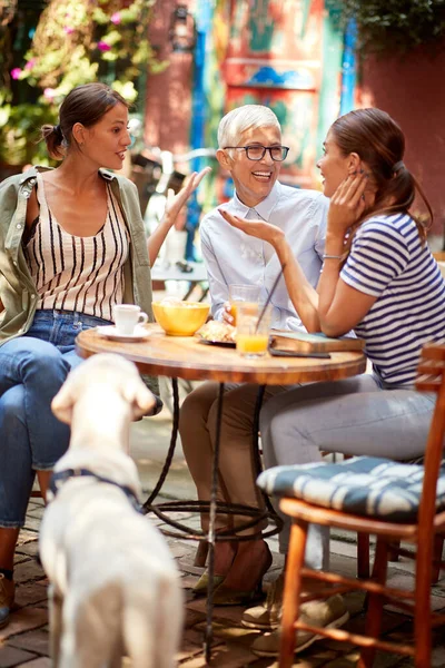 Tres Mujeres Caucásicas Dos Jóvenes Una Anciana Sentadas Café Aire —  Fotos de Stock