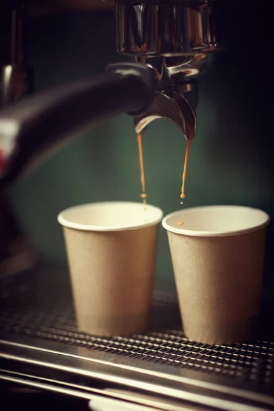 カップに新鮮なコーヒーを注ぐ行く — ストック写真