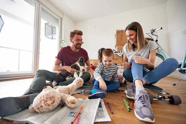 Jugando Nuevo Haus Padres Con Hijos Sonrientes Sentados Suelo Jugando — Foto de Stock