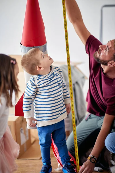 Filho Filha Mudando Junto Com Pai Para Novo Lugar — Fotografia de Stock