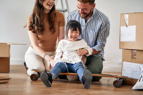 Lycklig Blandad Familj Med Packa Upp Lådor Lägenhet — Stockfoto