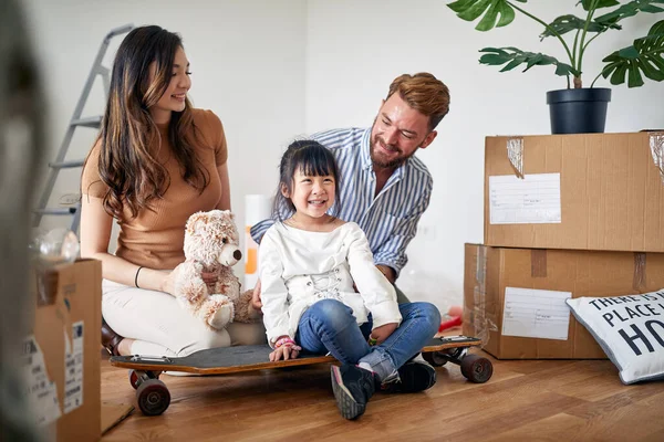 Glückliche Familie Neuen Zuhause Auspacken Von Schachteln Vater Und Mutter — Stockfoto