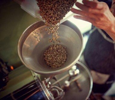 Kızartma işlemi için taze organik kahveyi kapat.