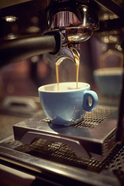Nahaufnahme Einer Tasse Mit Heißem Kaffee Auf Kaffeemaschine — Stockfoto