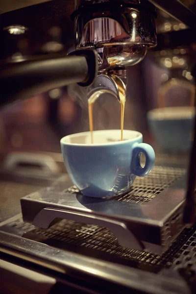 Close Uma Xícara Enchimento Com Café Quente Cafeteira — Fotografia de Stock