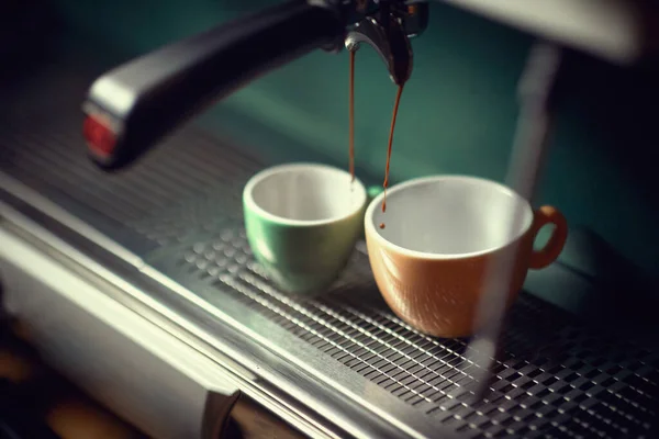 Nahaufnahme Einer Mit Bio Kaffee Gefüllten Tasse Auf Kaffeemaschine — Stockfoto