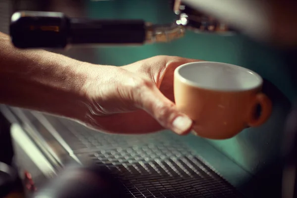 Barista Prepraring Hogy Friss Kávét Kávéfőző — Stock Fotó