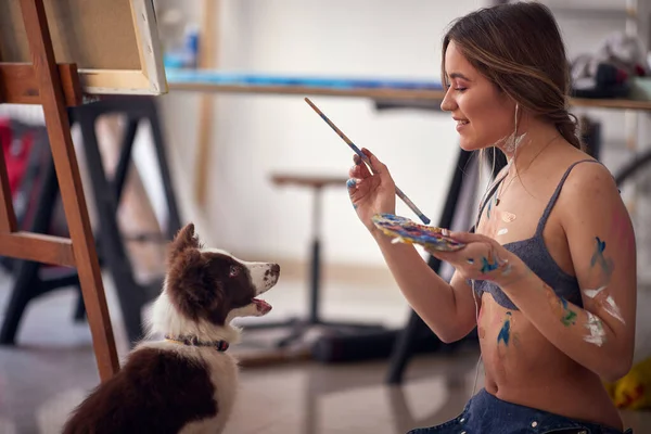 Eine Junge Sexy Und Attraktive Künstlerin Spielt Mit Ihrem Hund — Stockfoto