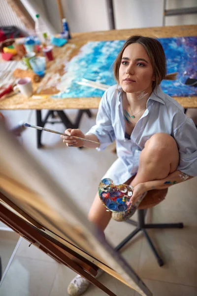 Una Joven Artista Sexy Atractiva Está Sentada Frente Caballete Haciendo —  Fotos de Stock