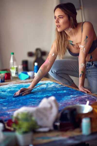 Masanın Üzerinde Duran Çok Ateşli Seksi Genç Bir Kadın Sanatçı — Stok fotoğraf