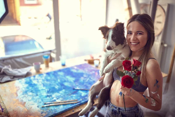 Młoda Seksowna Atrakcyjna Artystka Różami Trzyma Swojego Psa Pozuje Zdjęcia — Zdjęcie stockowe