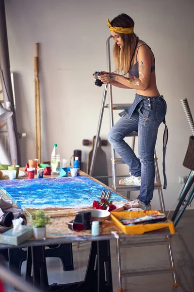 Młody Sexy Kobieta Artysta Pracuje Studio — Zdjęcie stockowe