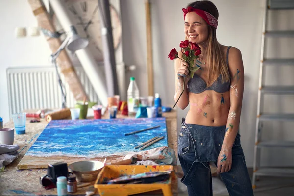 Seksowna Atrakcyjna Artystka Różami Robi Sobie Przerwę Malowania Miłej Atmosferze — Zdjęcie stockowe