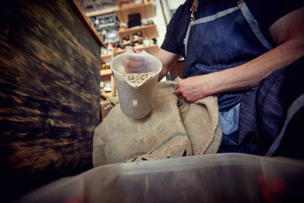 Worker Preparing Fresh Raw Coffee Roasting — Stock Photo, Image