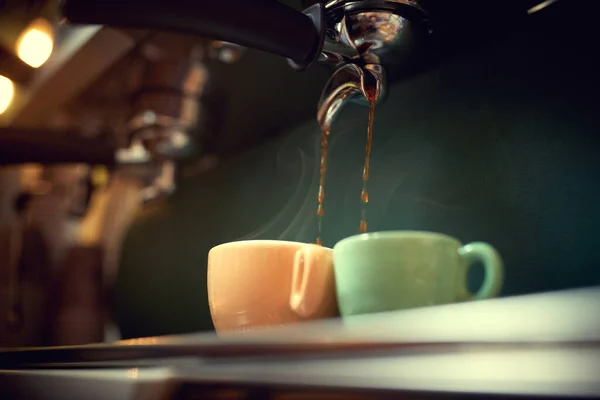 Close Uma Xícara Enchimento Com Café Cafeteira — Fotografia de Stock