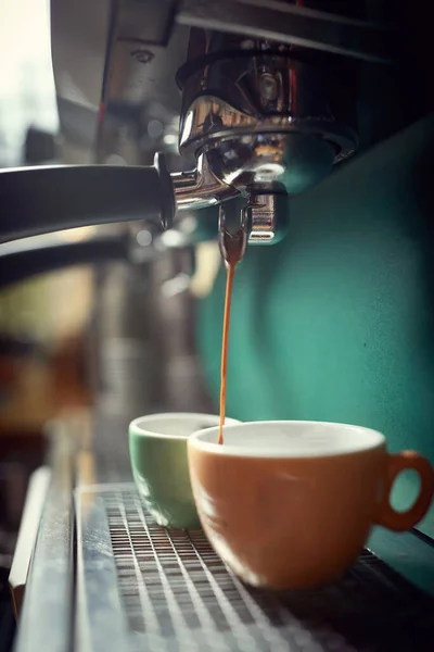 在咖啡壶上关上装满热咖啡的杯子 — 图库照片
