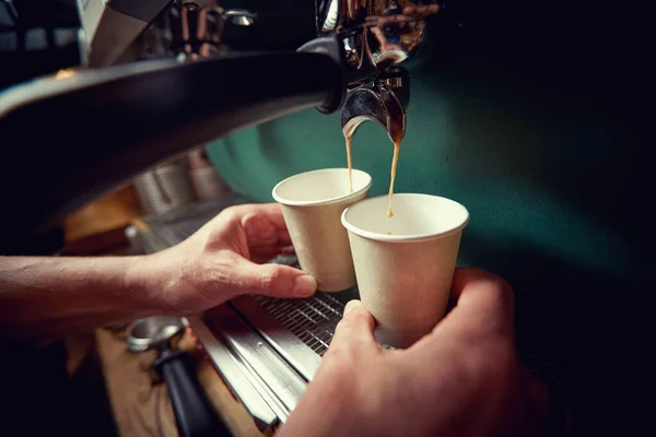 Trabalhador Fazendo Dois Frescos Para Café Expresso — Fotografia de Stock