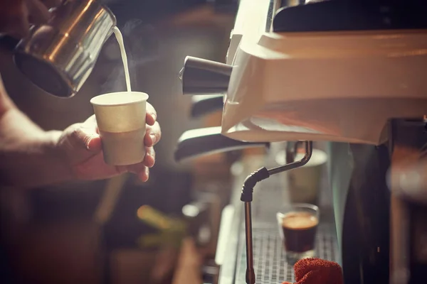 牛乳でコーヒーを作る労働者の終わり — ストック写真