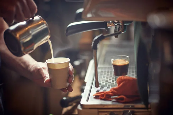 Menutup Seorang Pekerja Membuat Segar Untuk Pergi Kopi Dengan Susu — Stok Foto