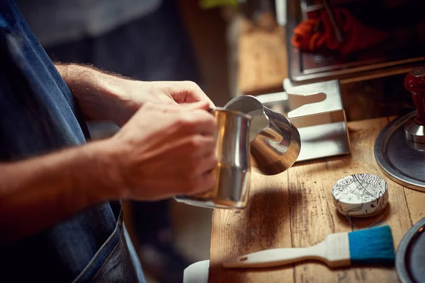 Lähikuva Barista Tekee Cappuccino Vaahto — kuvapankkivalokuva