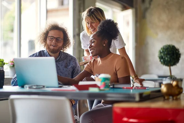 Groupe Jeunes Employés Bavarder Ensemble Bureau — Photo