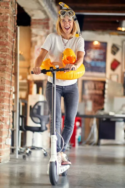 Jovem Caucasiano Feminino Fazendo Cara Engraçada Dirigir Scooter Elétrico Com — Fotografia de Stock