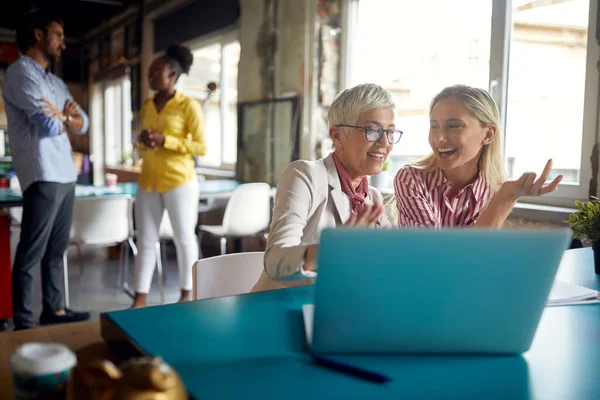 Des Collègues Féminines Commentent Apprécient Contenu Ordinateur Portable Travail Dans — Photo