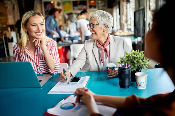 Colaboradora Principal Tutora Jóvenes Empleados Oficina — Foto de Stock