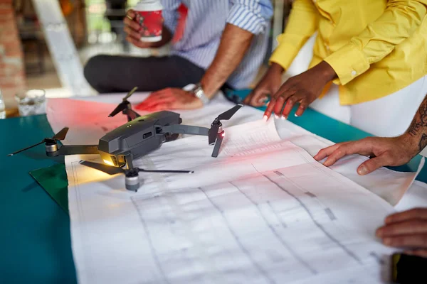 Kollégák Csoportja Akik Együtt Dolgoznak Drón Kivetítésén — Stock Fotó