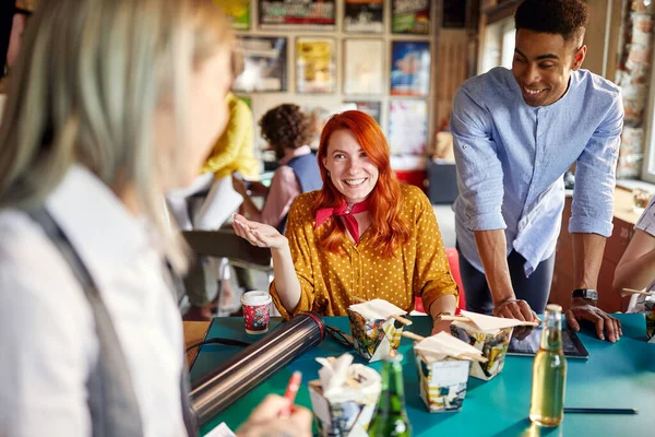 Grupo Jóvenes Compañeros Trabajo Comiendo Juntos Descanso — Foto de Stock