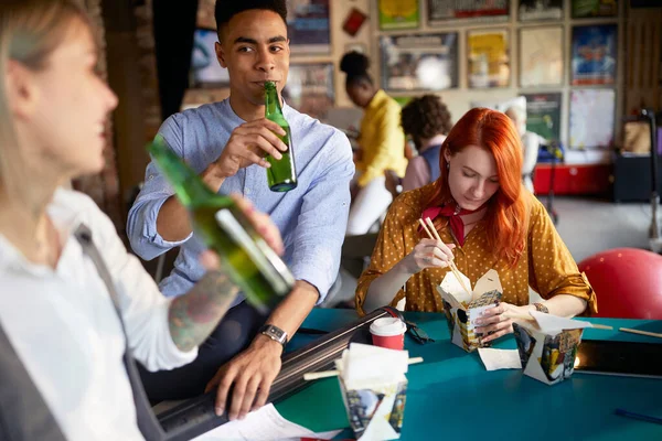 Grupo Pessoas Multiétnicas Tendo Pausa Trabalho Comer Beber Socializar — Fotografia de Stock