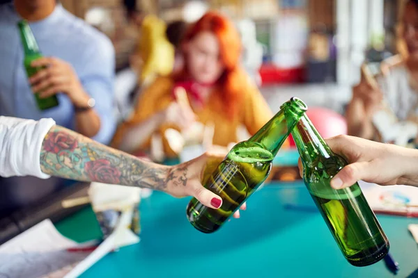 Gruppo Colleghi Che Legano Casualmente Durante Pausa — Foto Stock