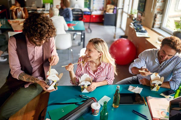 Pessoas Trabalho Tendo Pausa Comendo Comida Chinesa Com Paus Falando — Fotografia de Stock