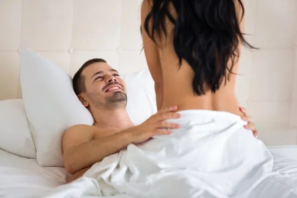 Paar die vrijen in bed — Stockfoto